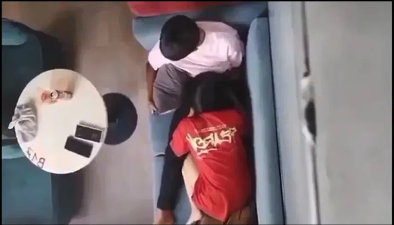 Quay lén tình nhân liếm bú cho em ghệ nơi công cộng