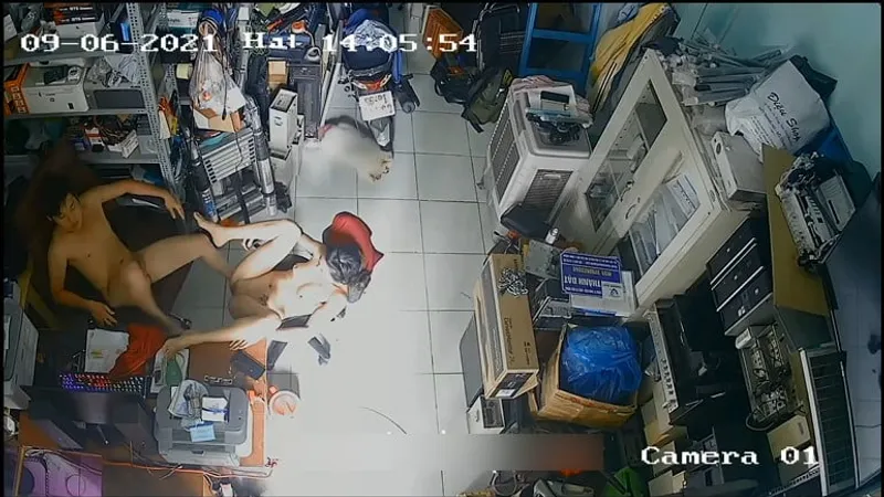 Vợ yêu ông xã phang nhau trong của hàng máy tính