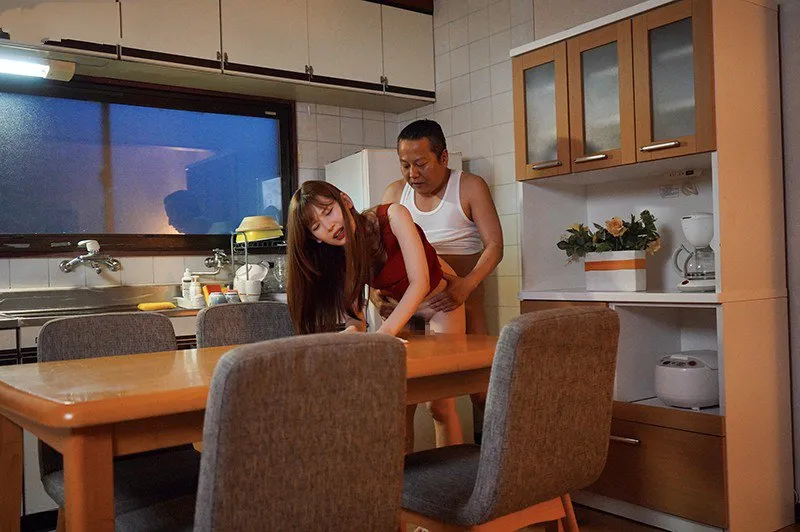 Con mèo nhỏ bị gã chồng mới của mẹ xoạc mỗi ngày, cho dù đã có người yêu