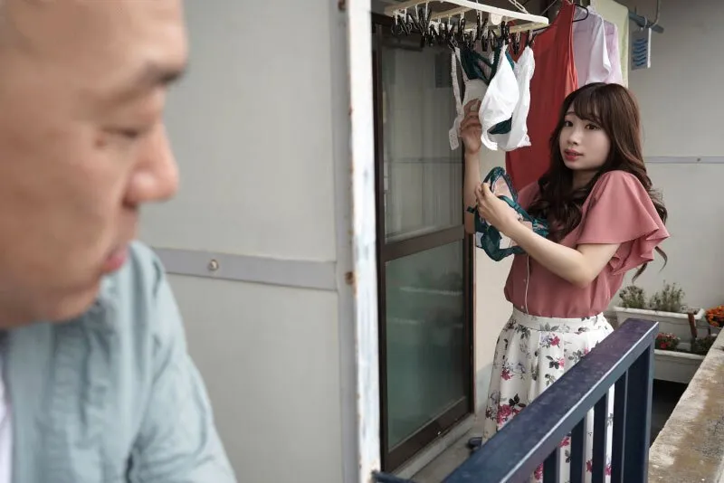 Gã cạnh bên nhà chuyên soi mói và cặp người vợ gã chồng thường xuyên rên la quá to
