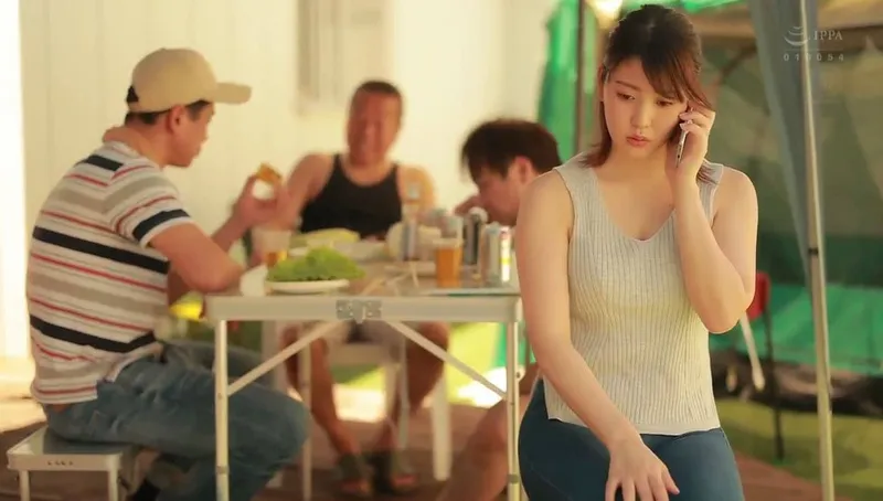 ông chồng khờ để cô vợ tham gia sự kiện cắm trại với mấy gã hàng xóm và cái kết