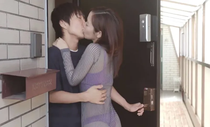 Em hotgirl cạnh nhà với chiếc quần lót lọt khe và cậu nhóc nhà sát bên may mắn