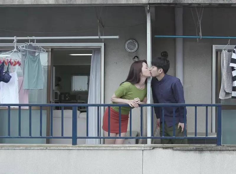 Tiếng rên của chị cạnh nhà sát bên và cậu thanh niên được lái máy bay