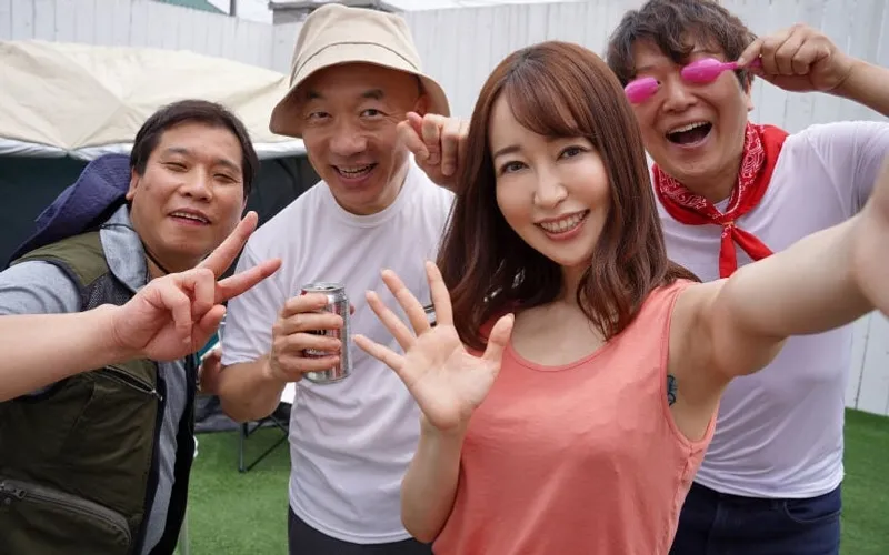 Chồng để vợ yêu cắm trại 3 ngày 2 đêm với hiệp hội khu phố mà không biết…