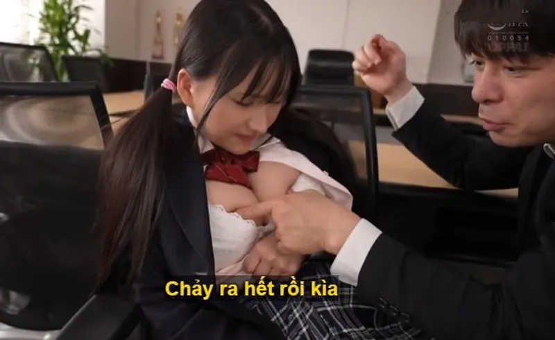 Ba năm trời, thầy giáo rèn luyện cô học trò ngực đẹp thành "bình chứa tinh"