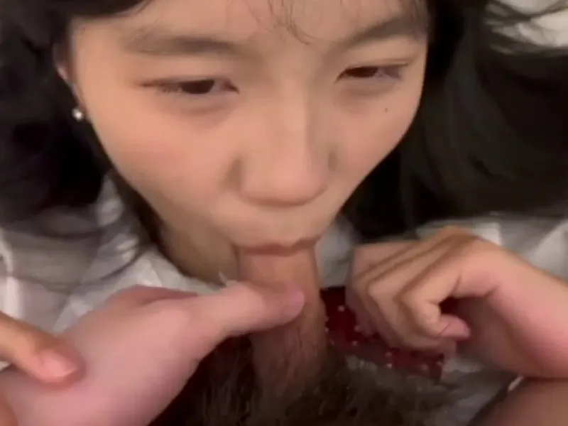 Em loli dễ thương mút chim biến em thành con em đào nứng lồn p2
